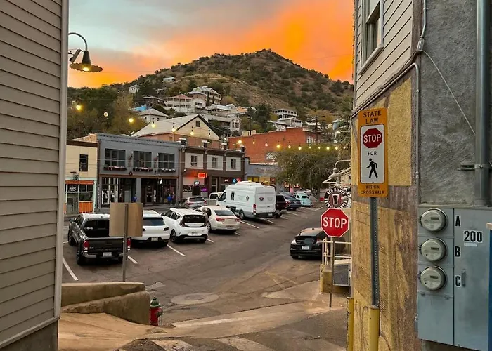 Deluxe At The Block * Bisbee